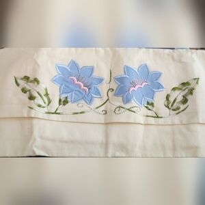 NEW Vtg Appliqued/ Embroidered Pair Of Pale Yellow Standard Pillowcases